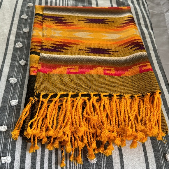 Shawl/ poncho/ Cape style, tassel style at the bottom. Fall colors lightweight - Picture 3 of 6